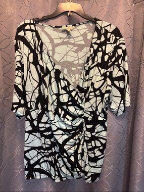 Dana Buchman Black and White Abstract Ruched V-Neck Top